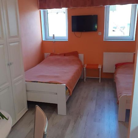 Wynajem Apartamentow I Pokoi. อุสตรอเนียมอร์สเกีย ภายนอก รูปภาพ