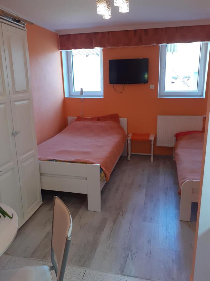 Wynajem Apartamentow I Pokoi. อุสตรอเนียมอร์สเกีย ภายนอก รูปภาพ