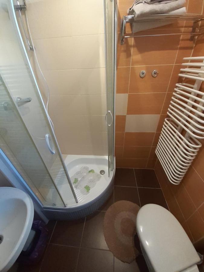 Wynajem Apartamentow I Pokoi. อุสตรอเนียมอร์สเกีย ภายนอก รูปภาพ