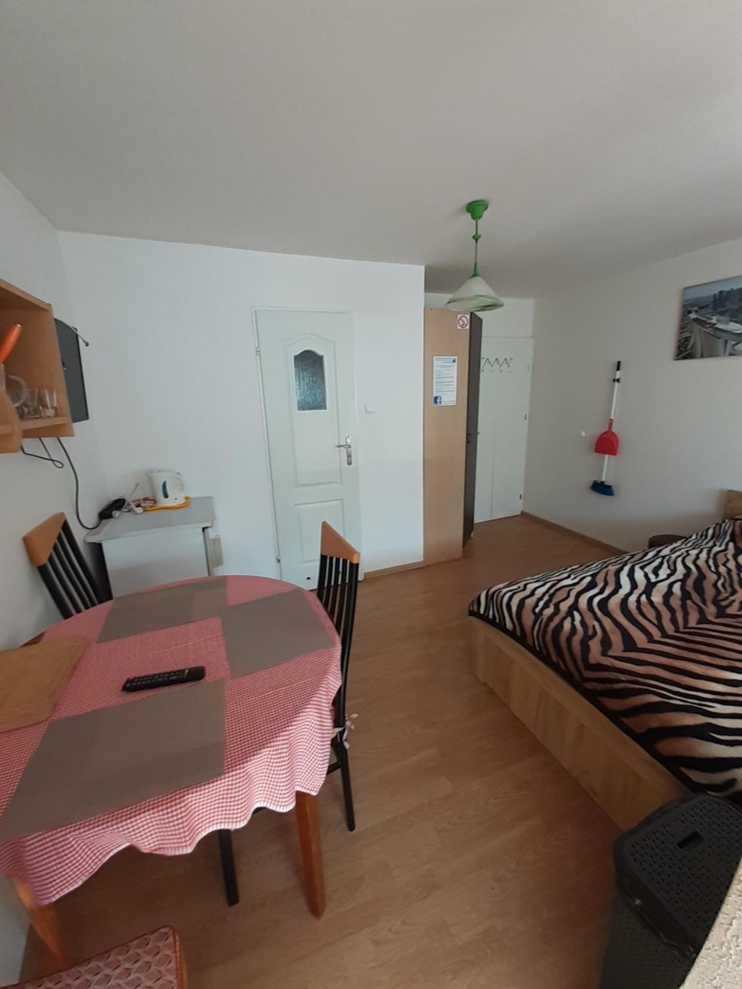 Wynajem Apartamentow I Pokoi. อุสตรอเนียมอร์สเกีย ภายนอก รูปภาพ